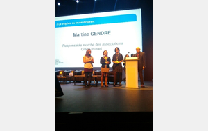 58398edbb9193_Elodie3trophejeunedirigeant.jpeg